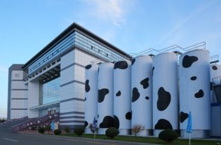 蒙牛獲評中國商業(yè)改革開放40年功勛企業(yè) 卓越投資管理與時代同行的典范